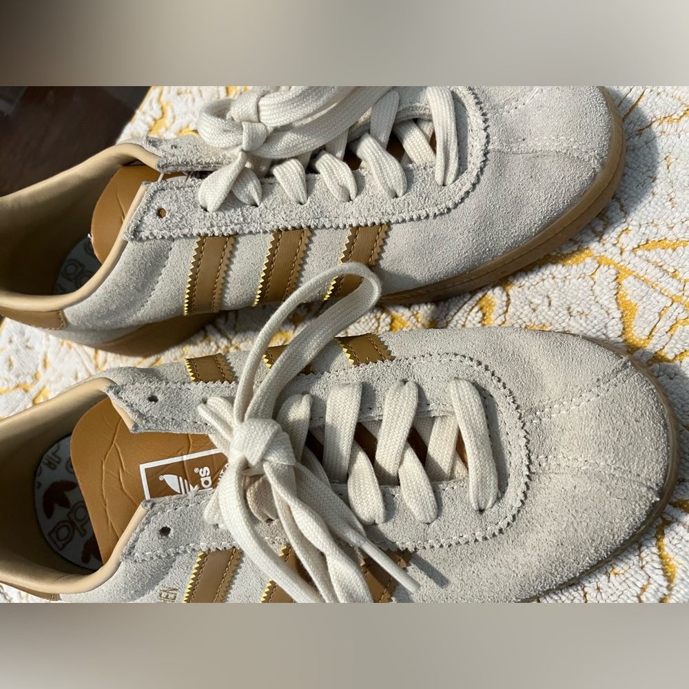 Adidas Originals Men’s 6 Munchen
Cream Faux Leather White Mesa Sneakers
AGY7399 - Picture 3 of 9